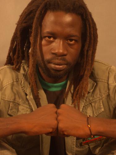Baptis� dans la pure tradition S�r�re du nom de Didier Maxim Amar Mbengue, le jeune homme s'est choisi Dread Maxim comme nom sur la sc�ne. Une trouvaille faite � partir de ses dreadlocks et de so